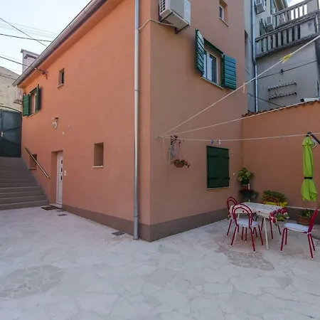 House Poets Street In Old *